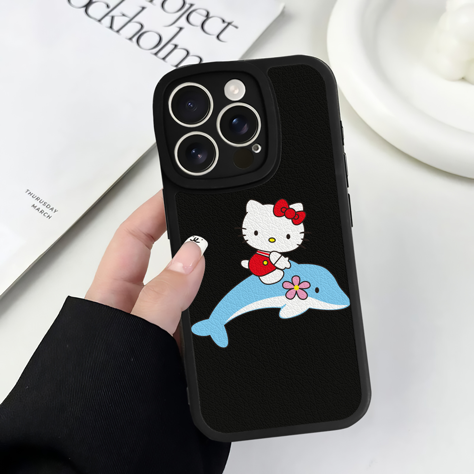 （画像用） Hello Kitty ハローキティ 【iPhone 16シリーズ対応】シリコンスマホケース（レザー調） 材質：シリコン